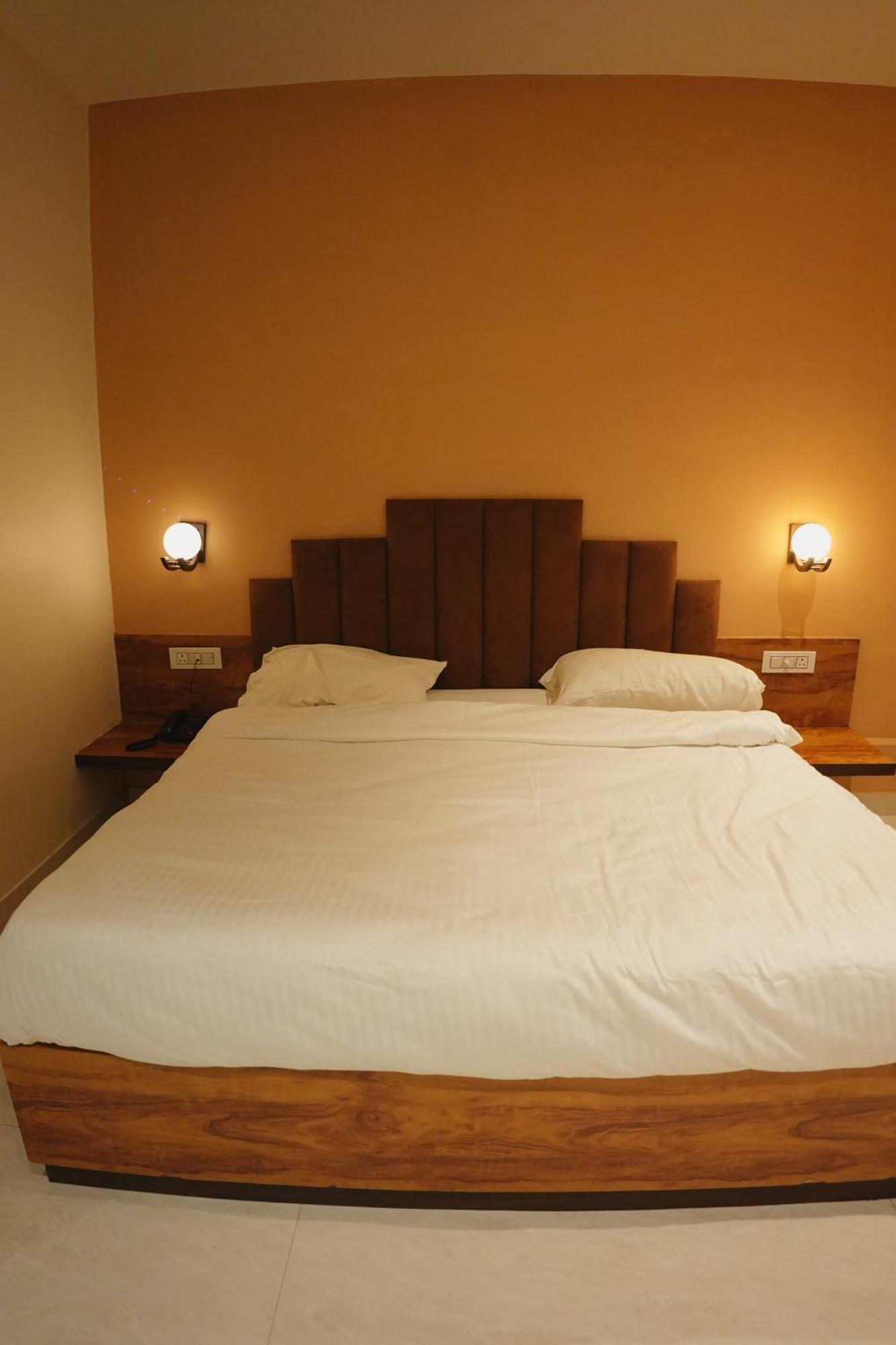 The Krati Resort & Convention Centre Барейли Екстериор снимка