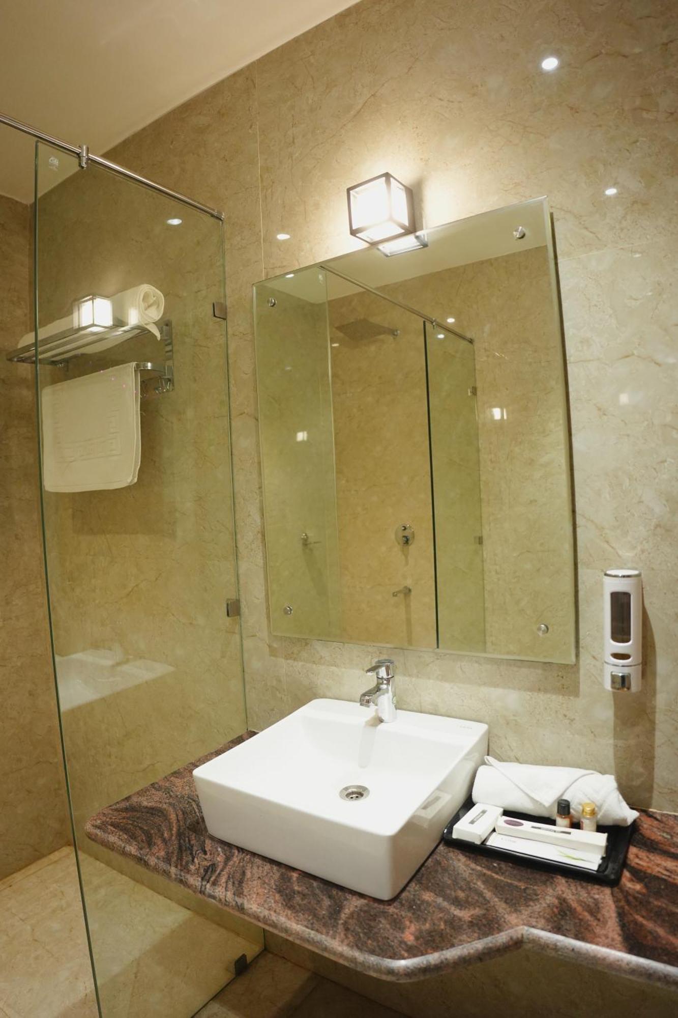 The Krati Resort & Convention Centre Барейли Екстериор снимка